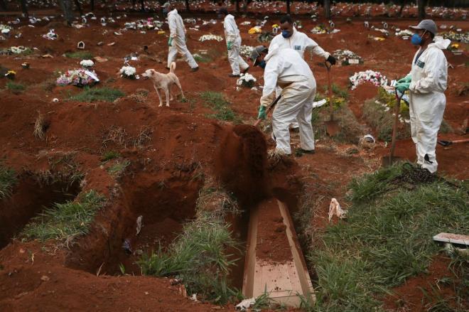 Một nhóm người đào mộ chôn cất người chết vì COVID-19 tại Vila Formosa, nghĩa trang lớn nhất của Brazil. (Ảnh: Reuters)