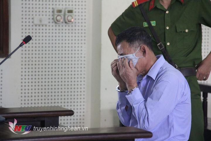 Bị cáo Nguyễn Đình Nhung bật khóc trước bản án mà mình phải nhận.