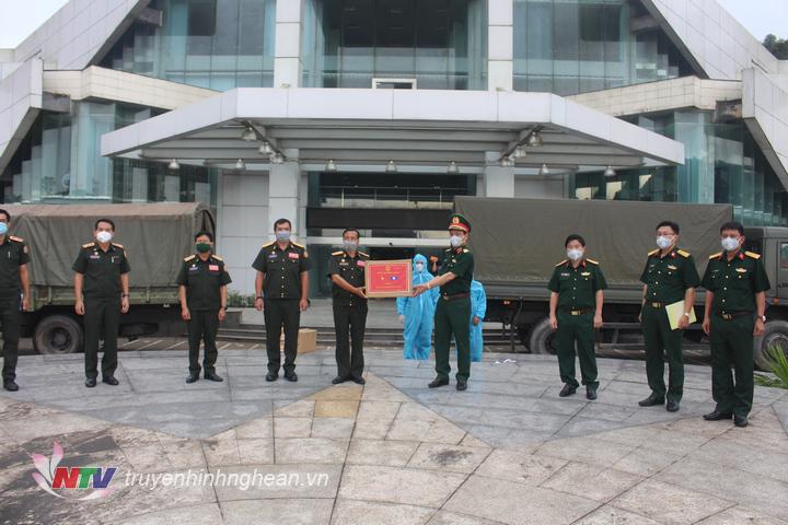 Quân khu 4 hỗ trợ Lào vật tư y tế phòng, chống dịch Covid-19