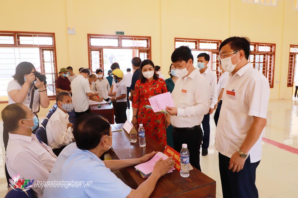Chủ tịch UBND tỉnh kiểm tra công tác tổ chức bầu cử tại Nam Đàn.