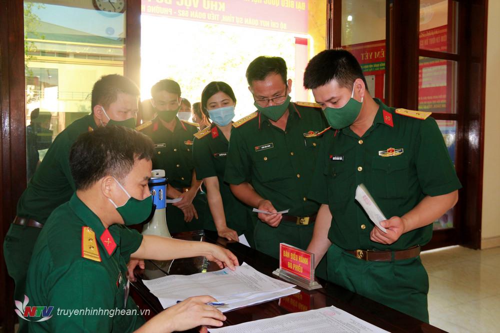 Bộ CHQS tỉnh Nghệ An và Tiểu đoàn 682 tham gia bầu cử tại khu vực bỏ phiếu số 8 (thành phố Vinh)