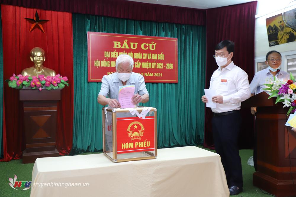Đồng chí Nguyễn Bá, nguyên Bí thư Tỉnh ủy Nghệ An là 1 trong 3 người bỏ lá phiếu đầu tiên.
