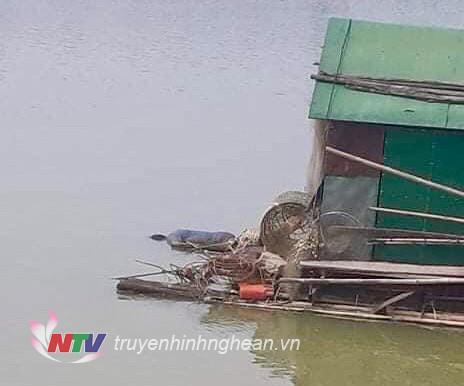 Thi thể người đàn ông bị dạt mắc vào vào lồng cá trên sông Lam 
