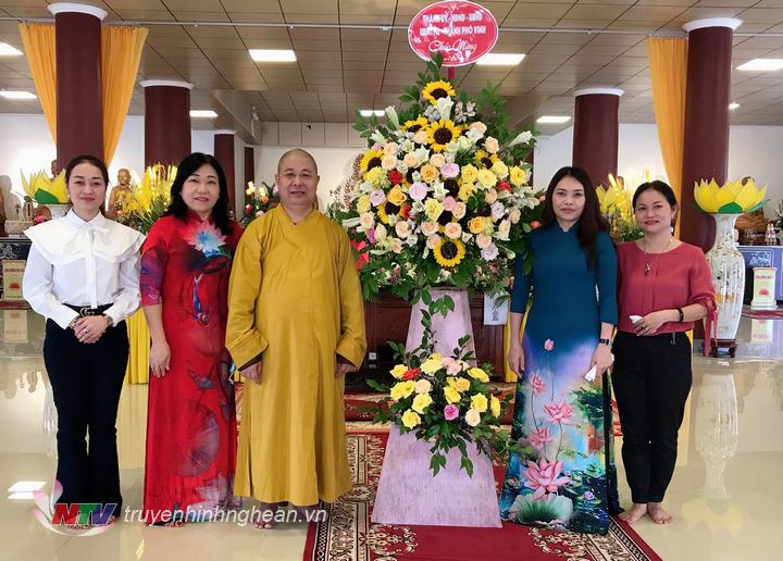 Lãnh đạo thành phố Vinh chúc mừng tăng ni phật tử tại Chùa Diệc và tổ đình Cần Linh nhân đại lễ Phật đản