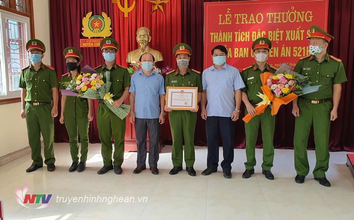 Trao thưởng thành tích đặc biệt xuất sắc cho Công an huyện Con Cuông
