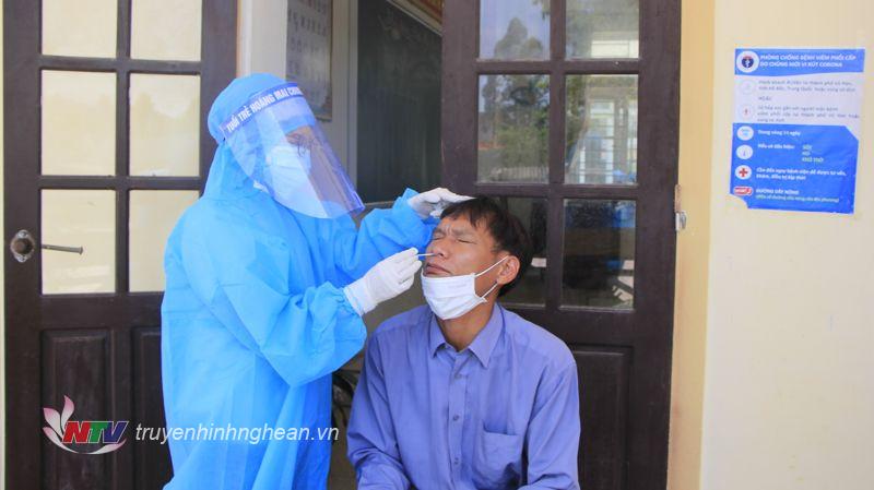 Nhân viên y tế lấy mẫu xét nghiệm trường hợp F1 trên địa bàn xã Quỳnh Lập.