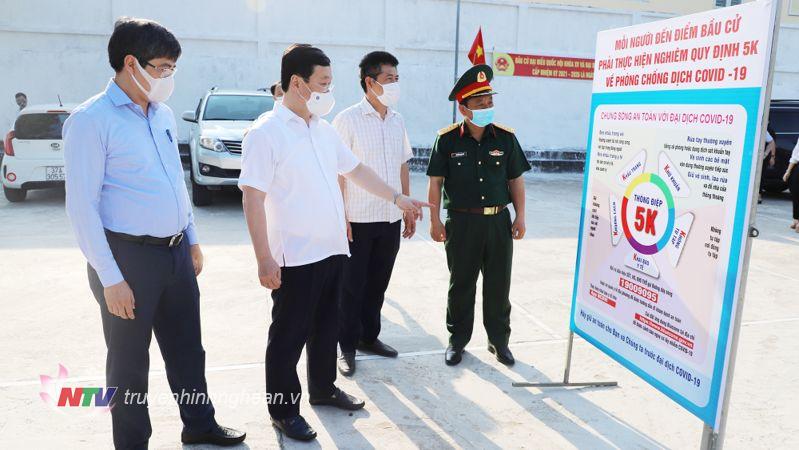 Chủ tịch UBND tỉnh Nguyễn Đức Trung kiểm tra công tác phòng, chống dịch tại điểm bỏ phiếu ở phường Quỳnh Xuân