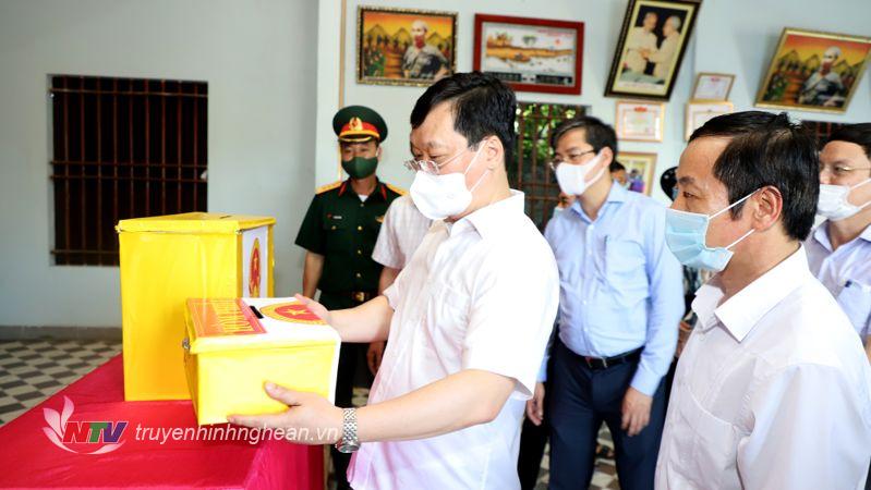 Chủ tịch UBND tỉnh Nguyễn Đức Trung kiểm tra hòm phiếu phụ tại điểm bỏ phiếu ở phường Quỳnh Xuâ