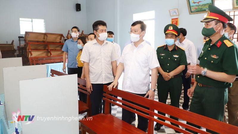 Chủ tịch UBND tỉnh Nguyễn Đức Trung kiểm tra khu vực ghi phiếu tại điểm bầu cử ở phường Quỳnh Xuâ