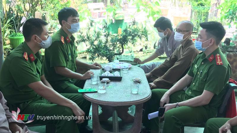 Công an huyện Nghi Lộc trao đổi công tác đảm bảo ANTT đối với sư thầy, ni cô chùa Hồng Phúc