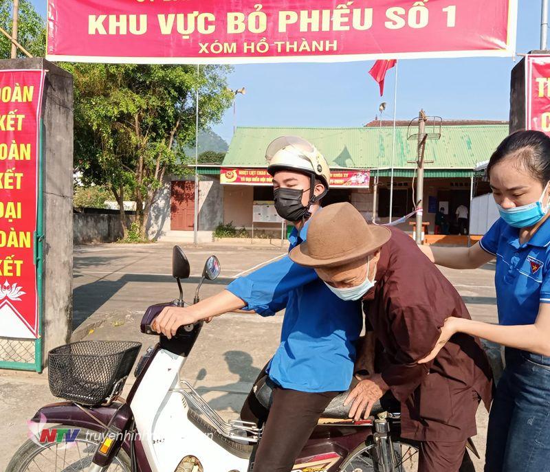 Đội thanh niên xung kích xã Tân Long đưa đón người già đi lại khó khăn đến tham gia bỏ phiếu-
