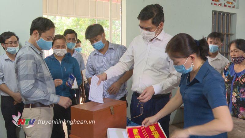 Đồng chí Hoàng Nghĩa Hiếu- Phó chủ tịch UBND tỉnh kiểm tra Công tác chuẩn bị Bầu cử tại xóm Tiền Phong xã Kỳ Sơn