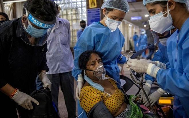 Bệnh nhân COVID-19 điều trị tại Bệnh viện Holy Family ở New Delhi, Ấn Độ. (Ảnh: Reuters)
