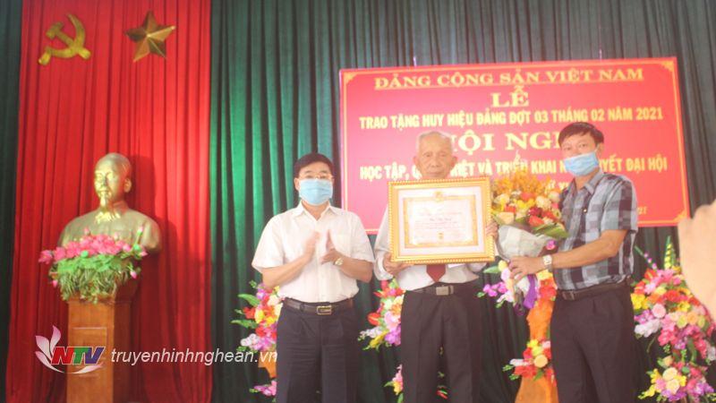 Phó Bí thư Thường trực Tỉnh ủy trao huy hiệu 75 năm tuổi đảng cho đảng viên
