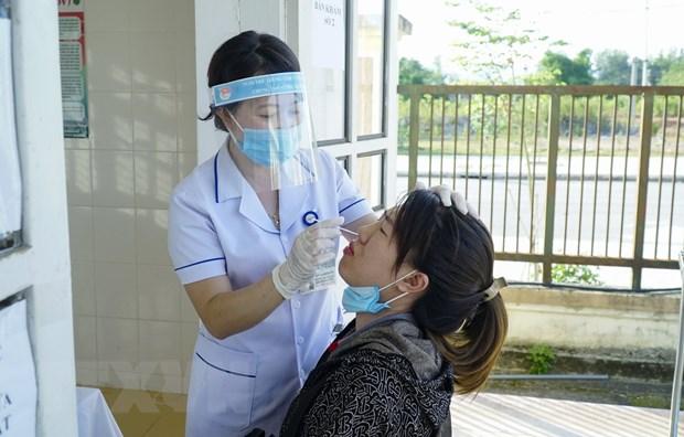 Cán bộ y tế lấy mẫu xét nghiệm COVID-19 tại Trạm Y tế xã Thanh Xương, huyện Điện Biên.