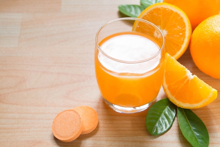 Thời gian tốt nhất để uống Vitamin C là vào buổi sáng và buổi trưa sau ăn 30 phút. (Ảnh minh họa)