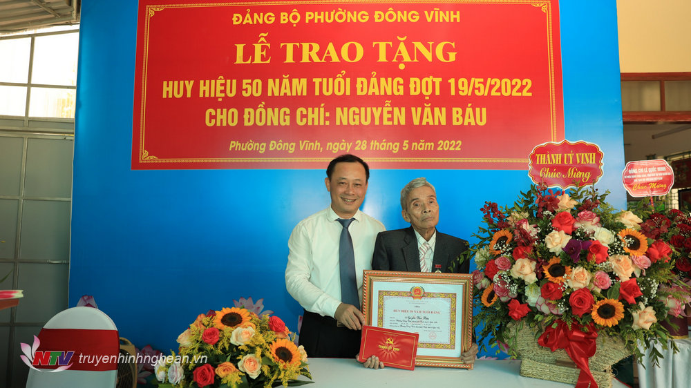 Bí thư Thành ủy Vinh trao Huy hiệu 50 năm tuổi đảng cho đảng viên 