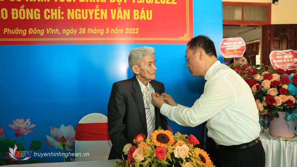 Đồng chí Phan Đức Đồng - Ủy viên Ban Thường vụ Tỉnh uỷ, Bí thư Thành uỷ, Chủ tịch HĐND thành phố Vinh trao tặng Huy hiệu 50 tuổi Đảng cho đồng chí Nguyễn Văn Báu.