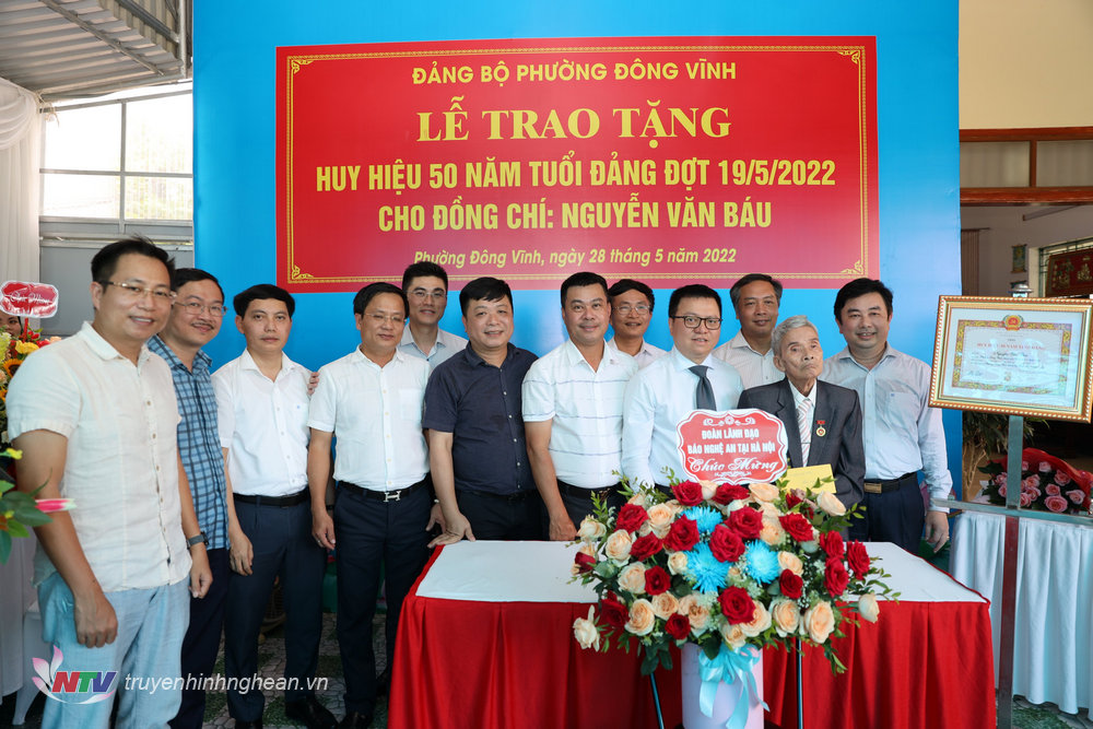 
Thành uỷ Vinh trao tặng Huy hiệu 50 tuổi Đảng ảnh 4
Câu lạc bộ những người làm báo Nghệ An tại Hà Nội tặng hoa, quà chúc mừng đảng viên Nguyễn Văn Báu.