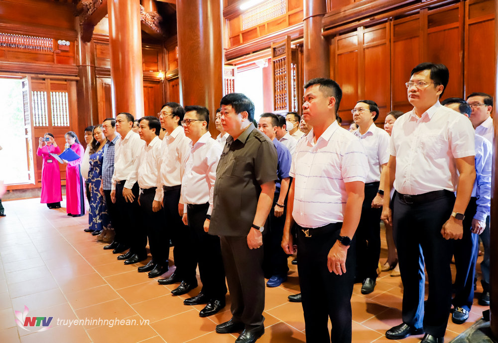 Đoàn đại biểu thành kính tưởng niệm Chủ tịch Hồ Chí Minh tại Khu Di tích Quốc gia đặc biệt Kim Liên.
