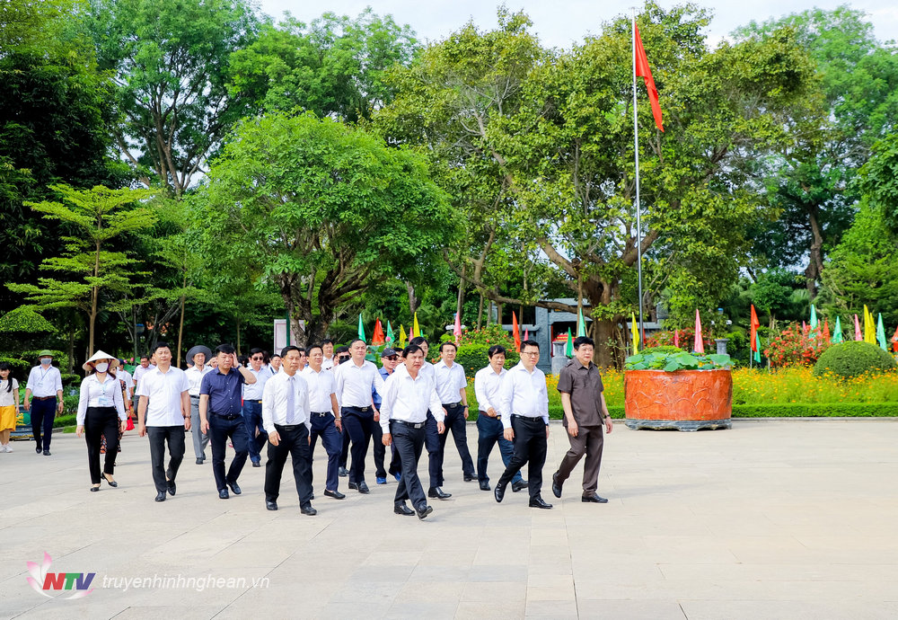 Đại biểu các cơ quan báo chí dâng hoa tưởng niệm Chủ tịch Hồ Chí Minh