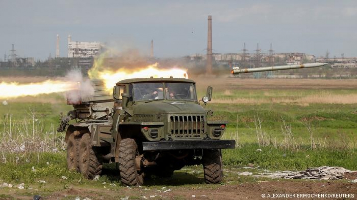 Xe quân sự Nga phóng rocket gần khu vực nhà máy thép Azovstal ở Mariupol. Ảnh: Reuters