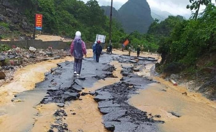 Đường 279 đoạn qua khu vực đèo Bén, Đồng Mỏ, Chi Lăng (Lạng Sơn) bị nước lũ cuốn hư hỏng lớp bê tông nhựa.