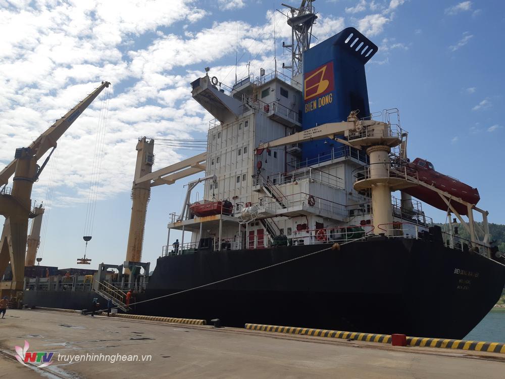 Cảng Nghệ Tĩnh đón chuyến tàu Container quốc tế đầu tiên