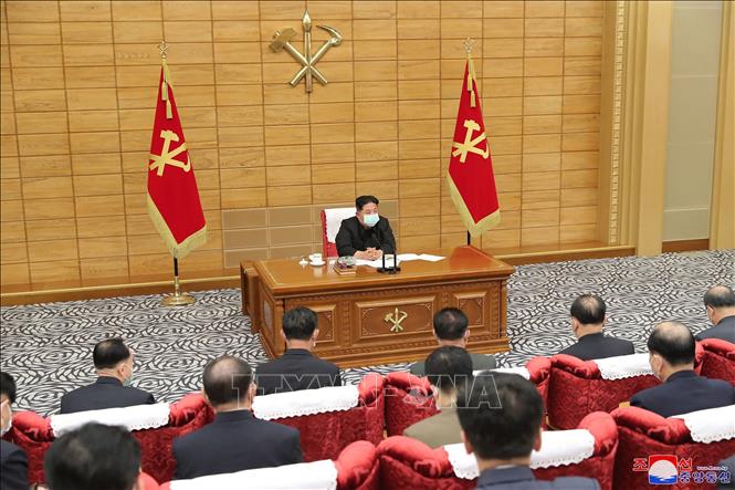 Nhà lãnh đạo Triều Tiên Kim Jong Un chủ trì cuộc họp bàn các biện pháp đối phó với dịch COVID-19 tại Bình Nhưỡng, ngày 14/5/2022. 