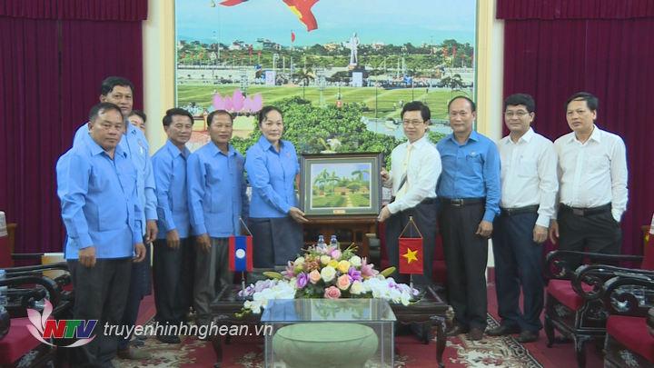 Tăng cường quan hệ hữu nghị, hợp tác giữa công đoàn 2 tỉnh Nghệ An – Xiêng Khoảng