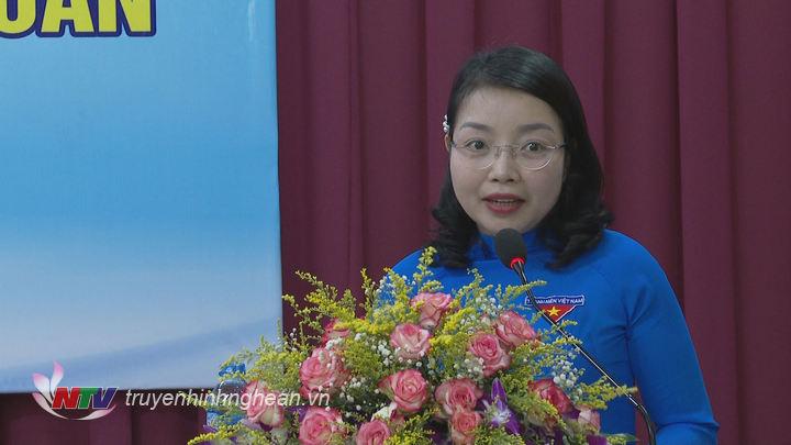 Quyền Bí thư Tỉnh đoàn Nguyễn Thị Thơm phát biểu nhận nhiệm vụ.