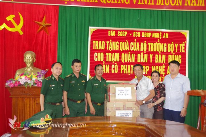 Trao tặng thuốc chữa bệnh của Bộ trưởng Bộ y tế cho Trạm quân dân y kết hợp vùng biên