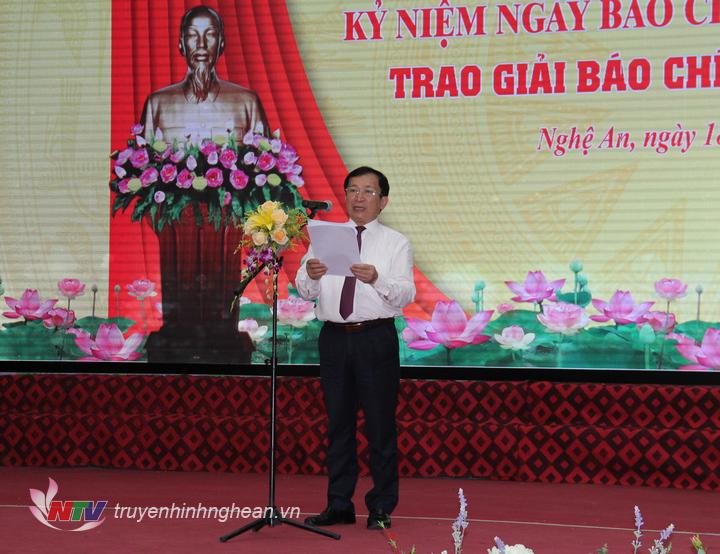 Phó Chủ tịch UBND tỉnh Đinh Viết Hồng phát biểu tại buổi lễ.