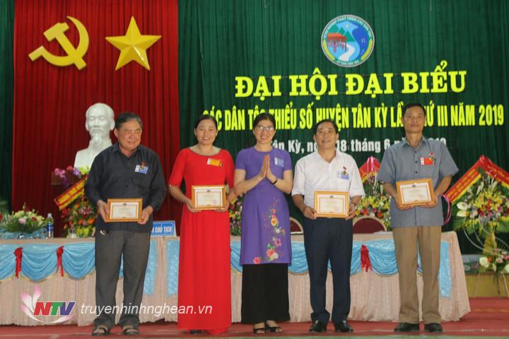 Bà Lô Thị Kim Ngân - Trưởng ban Dân tộc - HĐND tỉnh trao kỷ niệm chương cho các đồng chí đã có thành tích trong sự nghiệp phát triển các Dân tộc