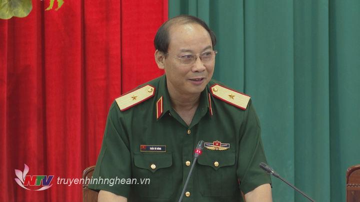 Thiếu tướng Trần Võ Dũng - Bí thư Đảng ủy, Chính ủy Quân khu 4 kết luận hội nghị. 