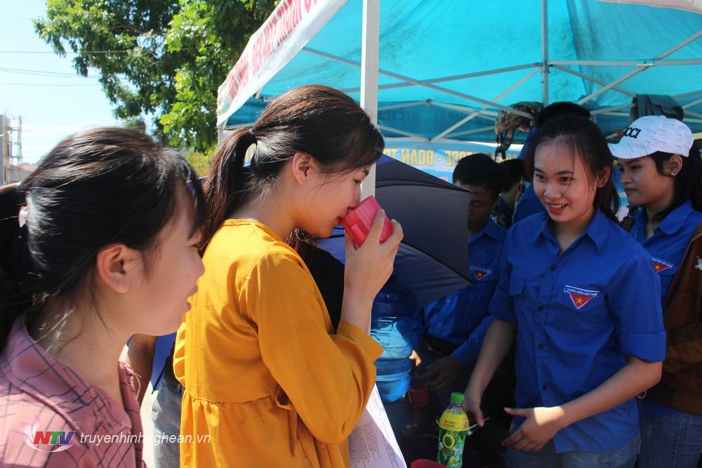 anh 2. tuổi trẻ Con Cuông đã thành lập các đoàn tình nguyện nhằm hỗ trợ nước uống miến phí cho các thí sinh tham gia dự thi  