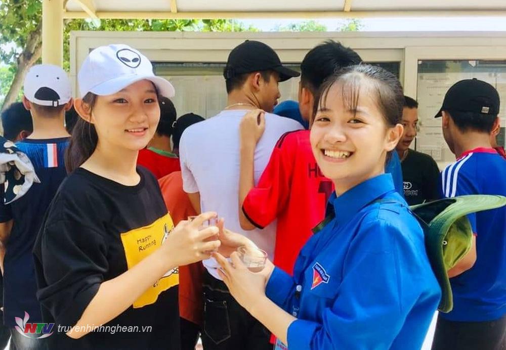 Các bạn tình nguyện viên tiếp sức mùa thi phường Hòa Hiếu, TX Thái Hòa phát nước uống cho các thi sinh.