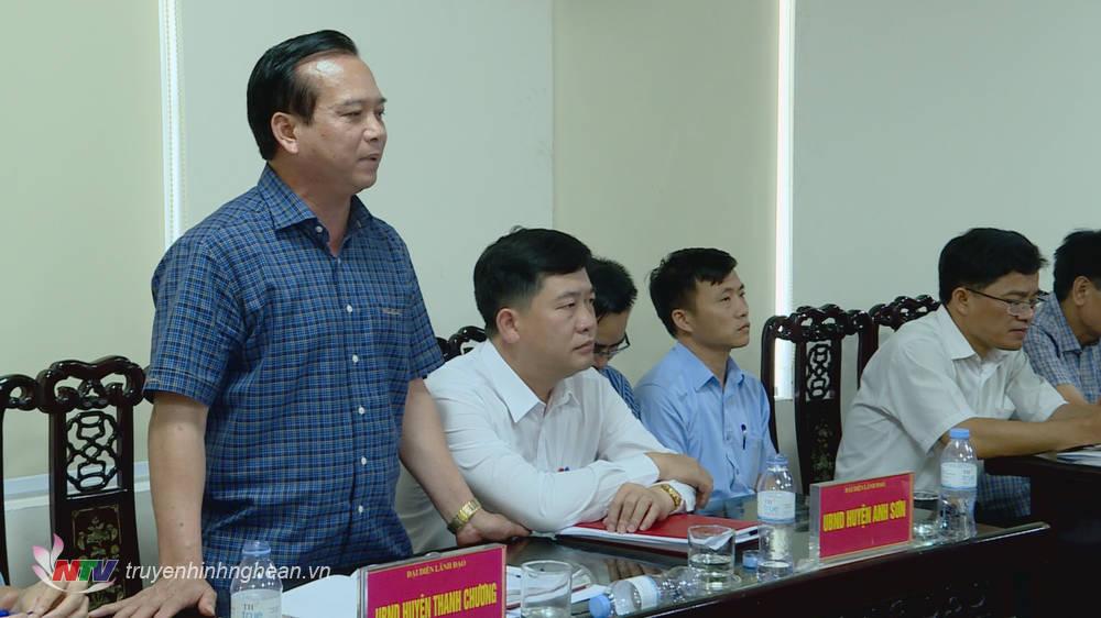 Đại diện lãnh đạo UBND huyện Thanh Chương trả lời, giải trình ý kiến công dân.
