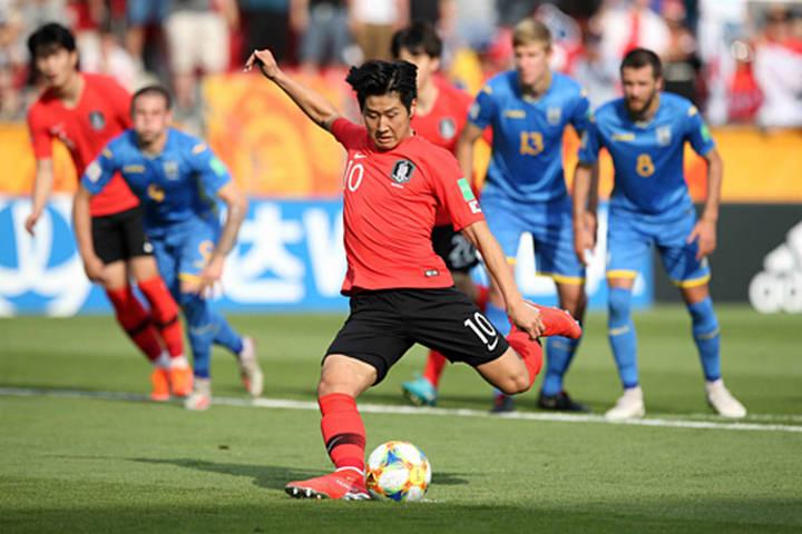 Lee Kang-in ghi bàn trên chấm phạt đền. Nhạc trưởng Hàn Quốc là sản phẩm của lò đào tạo Valencia và được liên hệ tới Real Madrid. Ảnh: FIFA.