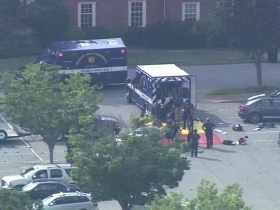 Lực lượng chức năng làm nhiệm vụ tại hiện trường vụ xả súng nhằm vào tòa nhà chính quyền thành phố Virginia Beach, bang Virginia (Mỹ) khiến 11 người thiệt mạng, ngày 31/5/2019. Ảnh: BBC/TTXVN 
