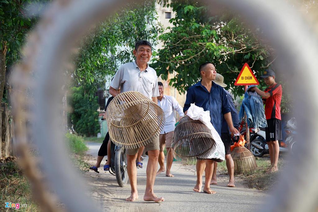Từ tờ mờ sáng, người dân trong thôn và các xã lân cận đã nô nức kéo đến Bàu Mực chuẩn bị tham dự lễ hội. Các "nơm thủ" đều mang theo nơm tre đủ kích cỡ để bắt cá.