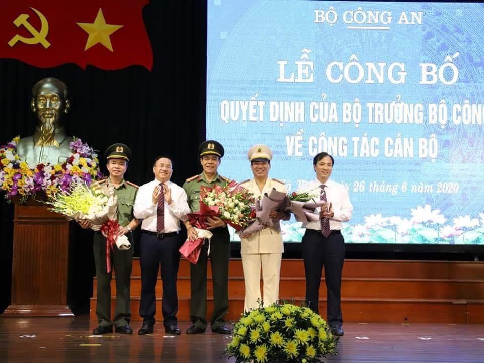 Đại tá Lê Khắc Thuyết (ngoài cùng, bên trái) được bổ nhiệm làm làm Giám đốc Công an tỉnh Hà Tĩnh.