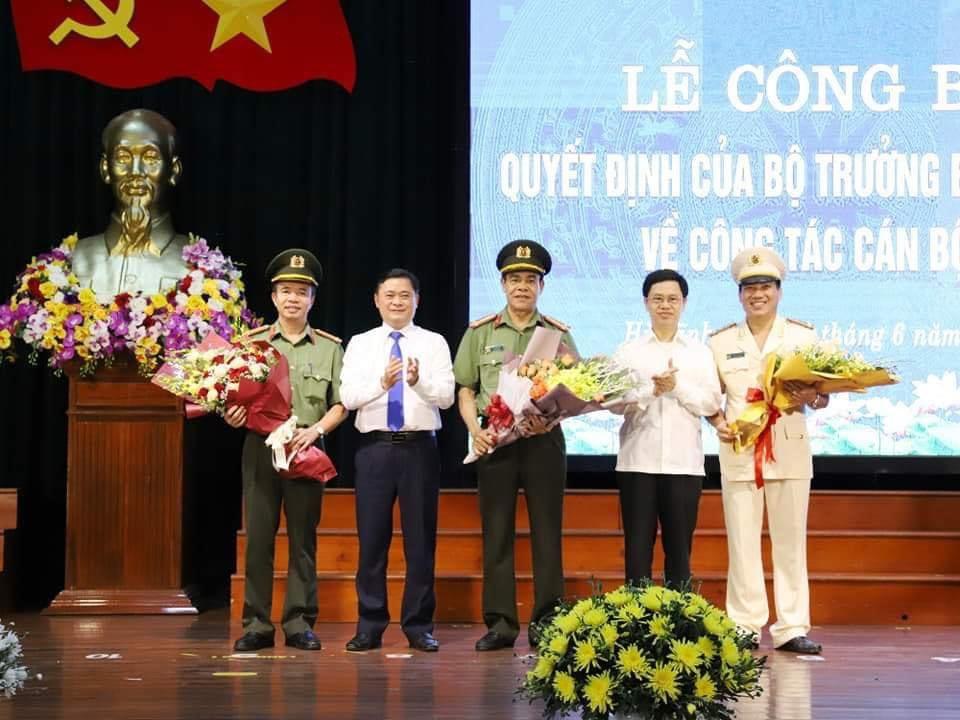 Đại tá Võ Trọng Hải (giữa) được bổ nhiệm làm làm Giám đốc Công an tỉnh Nghệ An.