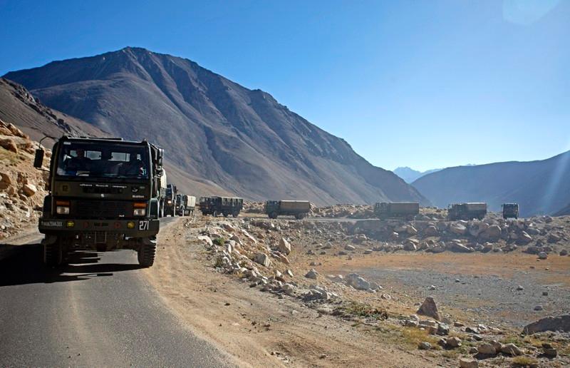 Đoàn xe của quân đội Ấn Độ tiến về phía thị trấn Leh thuộc vùng lãnh thổ liên bang Ladakh nằm gần biên giới Trung Quốc (ANI)