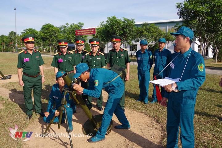 Ban tổ chức theo dõi các tuyển thủ thực hành thi các nội dung.