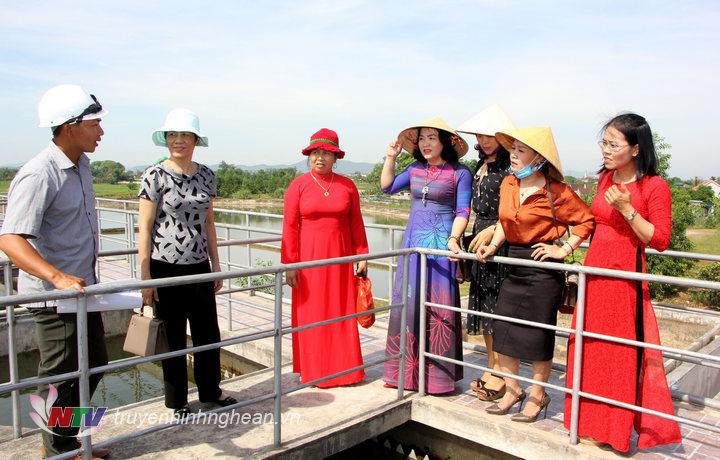 Đại biểu tham quan thực tế Nhà máy nước xã Long Thành, huyện Yên Thành.