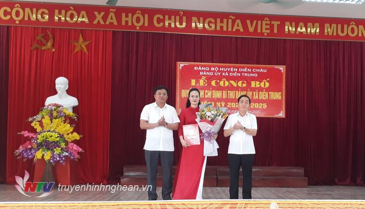 Lãnh đạo huyện Diễn Châu trao quyết định và hoa chúc mừng đồng chí Đồng Thị  Vân nhận nhiệm vụ mới.
