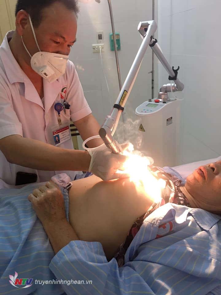 Bác sĩ CKI Nguyễn Đức Anh, Chủ nhiệm Khoa Nội 4 thực hiện thành công kỹ thuật mới xóa bỏ sẹo lồi bằng Laze cho bệnh nhân.