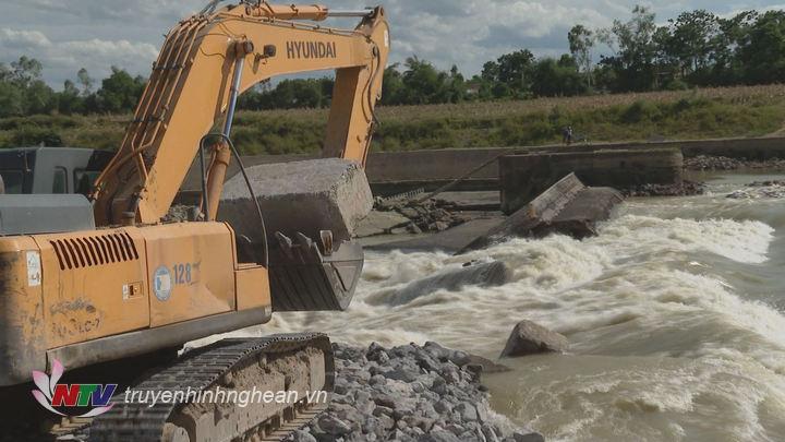 Khẩn trương khắc phục sự cố gãy sập khoang tràn bara Đô Lương, đảm bảo nguồn nước sản xuất.