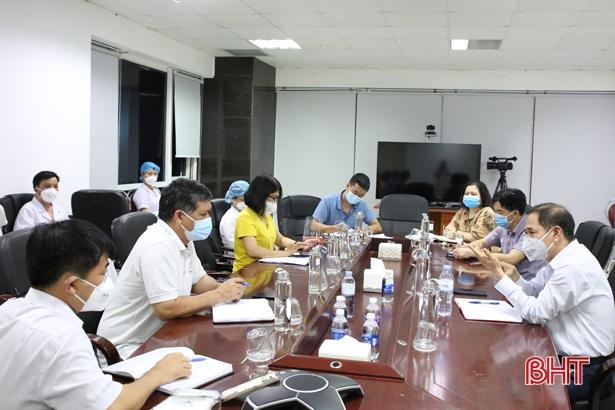 Quyền Giám đốc Sở Y tế Nguyễn Tuấn chỉ đạo công tác xét nghiệm tại CDC Hà Tĩnh chuẩn bị các nội dung triển khai xét nghiệm diện rộng tại Thạch Kim và huyện Lộc Hà sáng ngày 13/6.